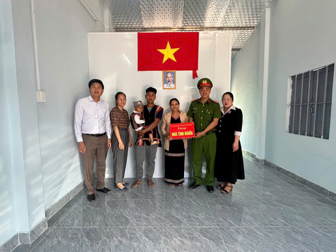 Bàn giao nhà trong Chương trình xóa nhà tạm, nhà dột nát tại xã Ea Hiao